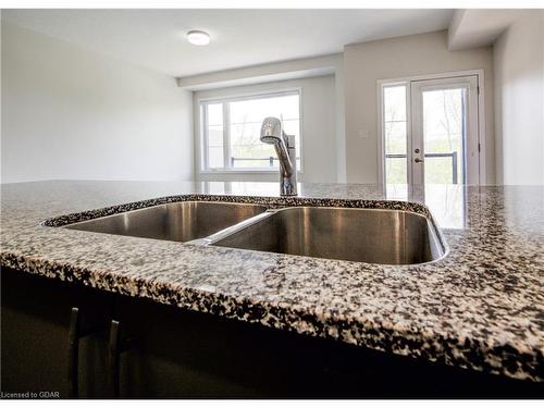 7-350 River Road, Cambridge, ON - Indoor Photo Showing Kitchen With Double Sink With Upgraded Kitchen