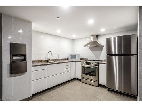 309-700 Dynes Road, Burlington, ON - Indoor Photo Showing Kitchen With Upgraded Kitchen