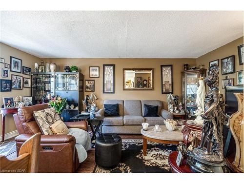 309-700 Dynes Road, Burlington, ON - Indoor Photo Showing Living Room