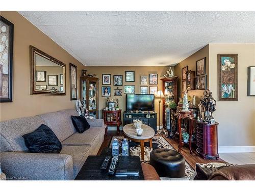 309-700 Dynes Road, Burlington, ON - Indoor Photo Showing Living Room