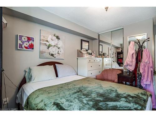 309-700 Dynes Road, Burlington, ON - Indoor Photo Showing Bedroom