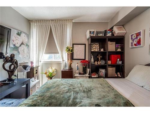 309-700 Dynes Road, Burlington, ON - Indoor Photo Showing Bedroom