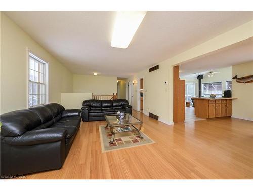 919 Guelph Road, Fergus, ON - Indoor Photo Showing Living Room