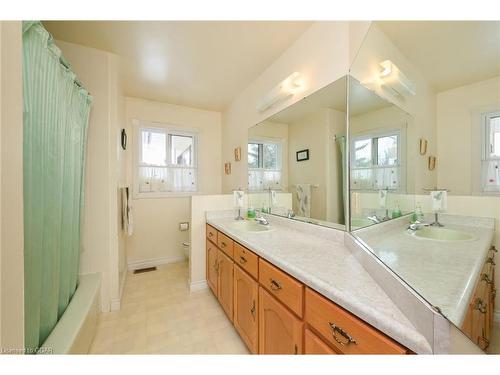 919 Guelph Road, Fergus, ON - Indoor Photo Showing Bathroom