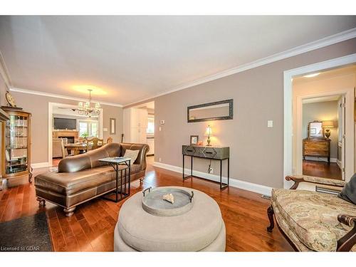 7 Oakwood Avenue, Guelph, ON - Indoor Photo Showing Living Room