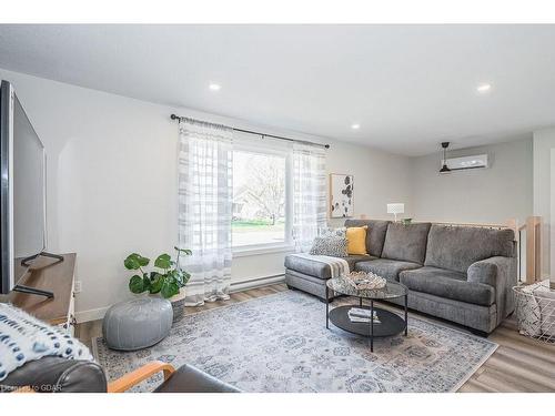 310 Garafraxa Street E, Fergus, ON - Indoor Photo Showing Living Room