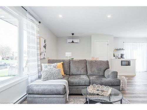 310 Garafraxa Street E, Fergus, ON - Indoor Photo Showing Living Room