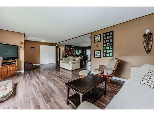 4407 Victoria Road S, Guelph, ON - Indoor Photo Showing Living Room