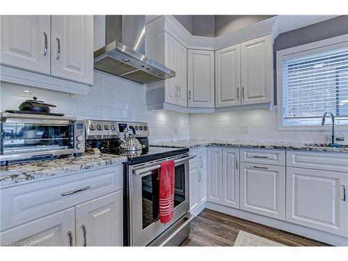 587 Hawthorne Place, Woodstock, ON - Indoor Photo Showing Kitchen With Upgraded Kitchen