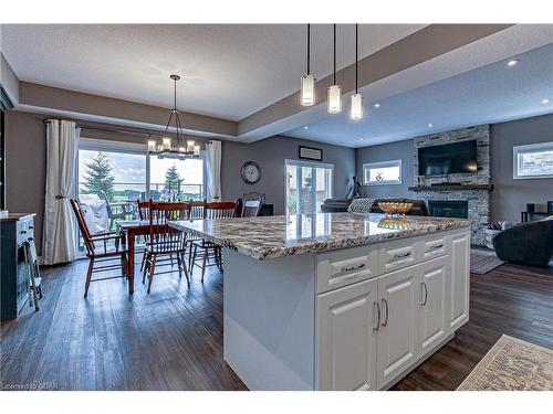 587 Hawthorne Place, Woodstock, ON - Indoor Photo Showing Kitchen With Upgraded Kitchen