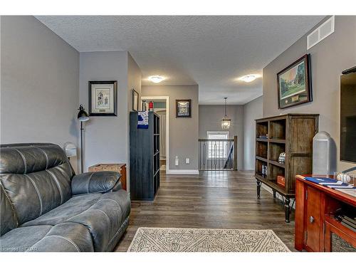 587 Hawthorne Place, Woodstock, ON - Indoor Photo Showing Living Room