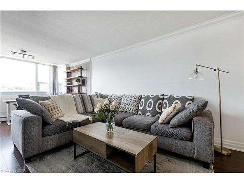 403-55 Yarmouth Street, Guelph, ON - Indoor Photo Showing Living Room