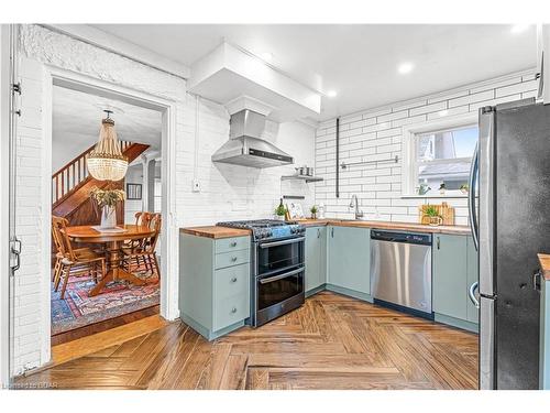 16 Walter Street, Guelph, ON - Indoor Photo Showing Kitchen With Upgraded Kitchen