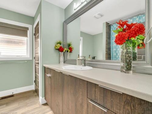 654 Freeport Street, London, ON - Indoor Photo Showing Bathroom