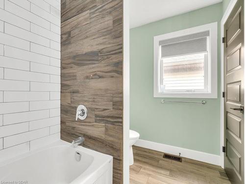 654 Freeport Street, London, ON - Indoor Photo Showing Bathroom