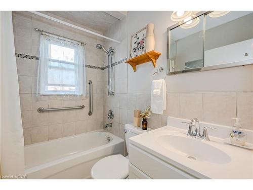 19 Kensington Street, Guelph, ON - Indoor Photo Showing Bathroom