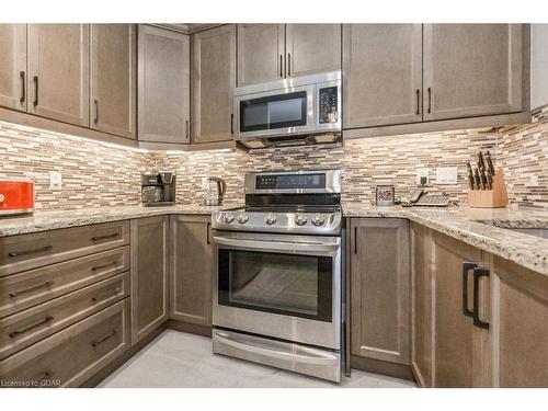 206-23 Stumpf Street, Elora, ON - Indoor Photo Showing Kitchen With Upgraded Kitchen