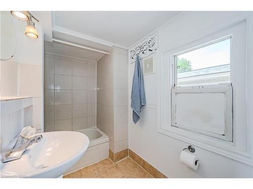 153 Victoria Road S, Guelph, ON - Indoor Photo Showing Bathroom