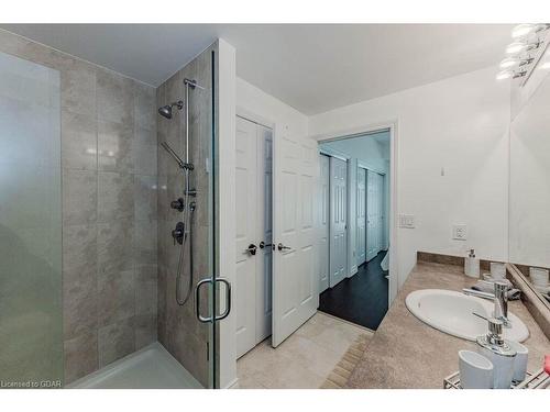 319-106 Bard Boulevard, Guelph, ON - Indoor Photo Showing Bathroom