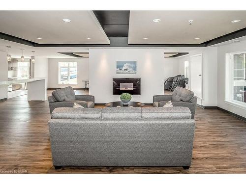 319-106 Bard Boulevard, Guelph, ON - Indoor Photo Showing Living Room