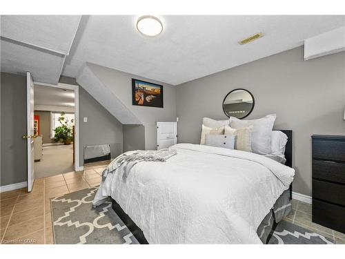 4032 Medland Drive, Burlington, ON - Indoor Photo Showing Bedroom