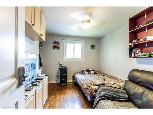 33 Forest Glen Court, Kitchener, ON - Indoor Photo Showing Bedroom