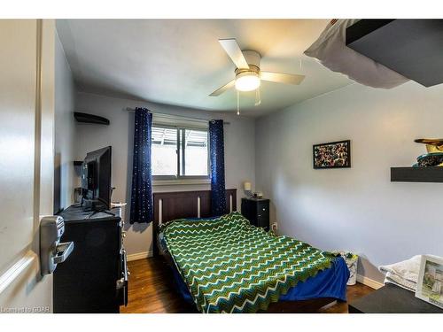 33 Forest Glen Court, Kitchener, ON - Indoor Photo Showing Bedroom