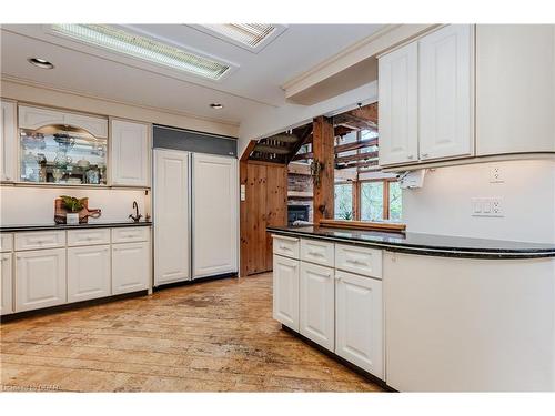 15 River Bluff Path, Guelph/Eramosa, ON - Indoor Photo Showing Kitchen