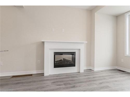 88-10 Birmingham Drive, Cambridge, ON - Indoor Photo Showing Living Room With Fireplace