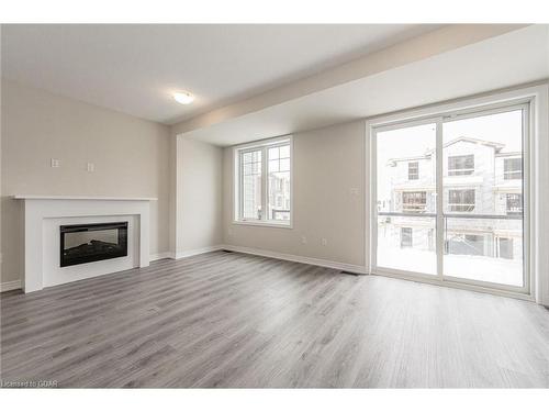 88-10 Birmingham Drive, Cambridge, ON - Indoor Photo Showing Living Room With Fireplace