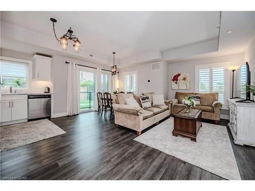 108-212 Lakeport Road, St. Catharines, ON - Indoor Photo Showing Living Room