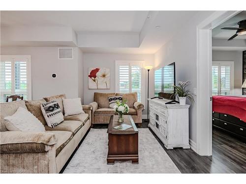 108-212 Lakeport Road, St. Catharines, ON - Indoor Photo Showing Living Room