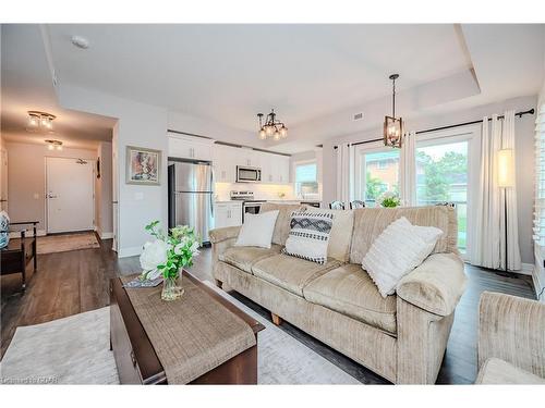 108-212 Lakeport Road, St. Catharines, ON - Indoor Photo Showing Living Room