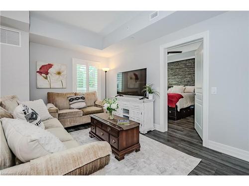 108-212 Lakeport Road, St. Catharines, ON - Indoor Photo Showing Living Room