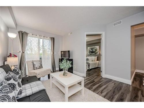 127-109 Bristol Road E, Mississauga, ON - Indoor Photo Showing Living Room