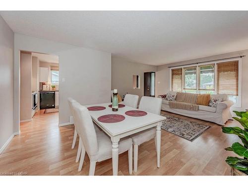 14 Avra Court, Guelph, ON - Indoor Photo Showing Living Room