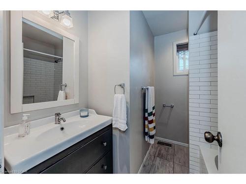 14 Avra Court, Guelph, ON - Indoor Photo Showing Bathroom