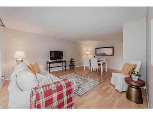 14 Avra Court, Guelph, ON - Indoor Photo Showing Living Room