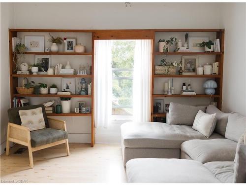 31 Bagot Street, Guelph, ON - Indoor Photo Showing Living Room