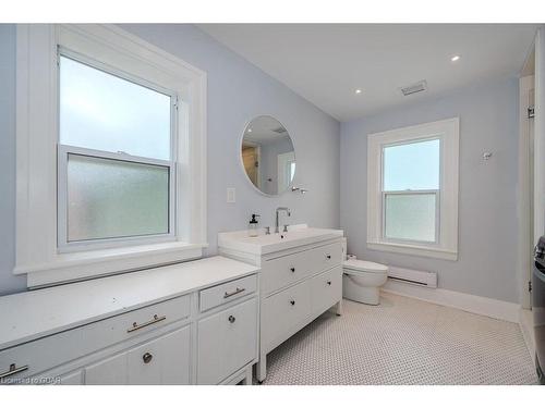 90 Yorkshire Street N, Guelph, ON - Indoor Photo Showing Bathroom