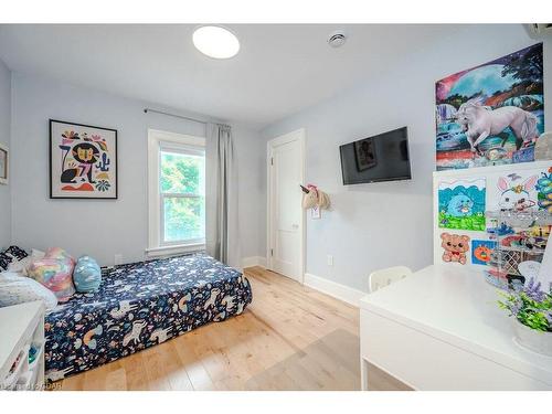 90 Yorkshire Street N, Guelph, ON - Indoor Photo Showing Bedroom