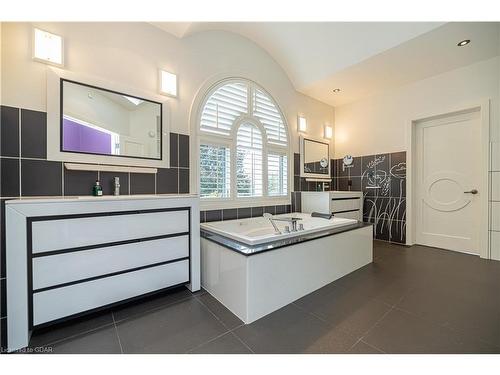 35 Daymond Drive, Puslinch, ON - Indoor Photo Showing Bathroom