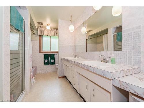 575 Hill Street E, Fergus, ON - Indoor Photo Showing Bathroom