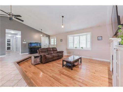 421 Wellington Rd 18, Fergus, ON - Indoor Photo Showing Living Room