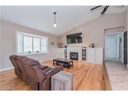 421 Wellington Rd 18, Fergus, ON - Indoor Photo Showing Living Room With Fireplace