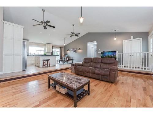 421 Wellington Rd 18, Fergus, ON - Indoor Photo Showing Living Room