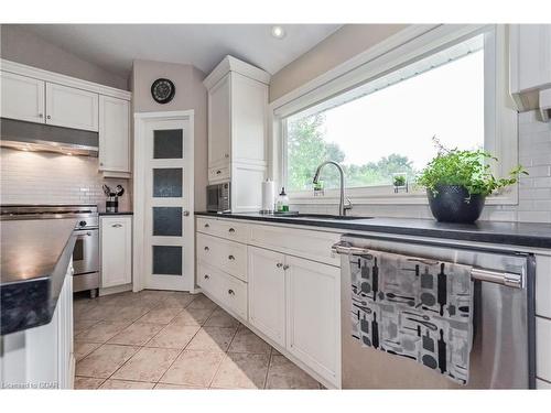 421 Wellington Rd 18, Fergus, ON - Indoor Photo Showing Kitchen With Upgraded Kitchen