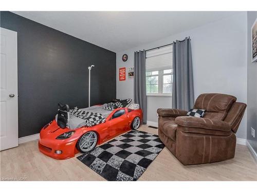 421 Wellington Rd 18, Fergus, ON - Indoor Photo Showing Bedroom