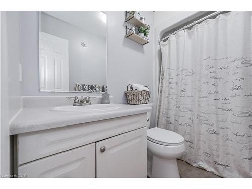 421 Wellington Rd 18, Fergus, ON - Indoor Photo Showing Bathroom