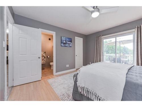 421 Wellington Rd 18, Fergus, ON - Indoor Photo Showing Bedroom